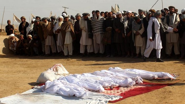 আফগানিস্তানের কুন্দুজে ন্যাটোর বিমান হামলায় নিহত শিশুদের জানাজায় স্বজনেরা, ৪ নভেম্বর ২০১৬
